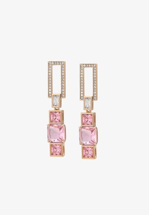 Rozā dārgakmeņu auskari ar zelta toņa metāla rāmi, kas veidoti taisnstūra un kvadrātveida formās, rotāti ar maziem caurspīdīgiem kristāliem.