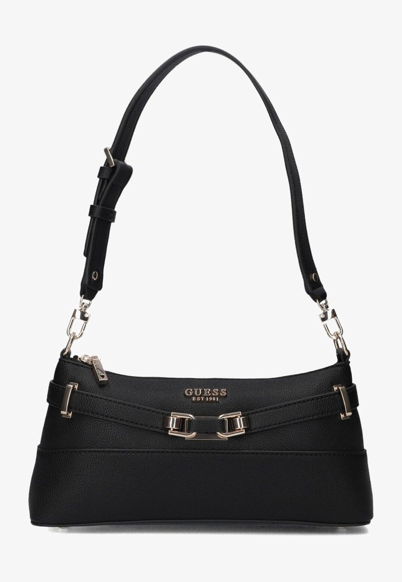 Borsa nera in pelle sintetica con forma strutturata, hardware argentato, tracolla regolabile e una fascia dettagliata sul davanti. Logo "GUESS" visibile.
