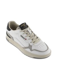 Sneaker in pelle bianca con accenti in suede grigio, suola in gomma testurizzata, lacci beige, punta perforata e branding sui lati e sulla linguetta.