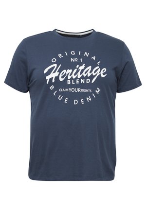 Marineblå bomull T-skjorte med rund hals og korte ermer; grafisk trykk i hvit tekst som sier "Original Heritage Blend."