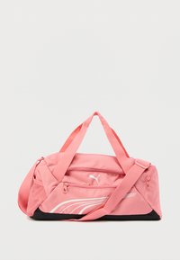 Ροζ αθλητική τσάντα τύπου duffle με μαύρο κάτω μέρος, που διαθέτει μπροστινή τσέπη, δίχτυ πλάγια και λευκό λογότυπο με κυρτές γραφικές λεπτομέρειες.
