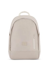 Mochila beige con superficie lisa y texturizada, forma redondeada, asa superior, bolsillo frontal con cremallera y parche con logo en la parte delantera.