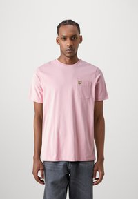 Lyserød bomulds T-shirt med rund hals, korte ærmer og en venstre brystlomme med et gult sommerfugllogo.