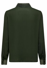 Mørkegrøn langærmet bluse med en scallop-broderet krave og mønstret blonde manchetter, der har knapdetaljer ved ærmeåbningerne.