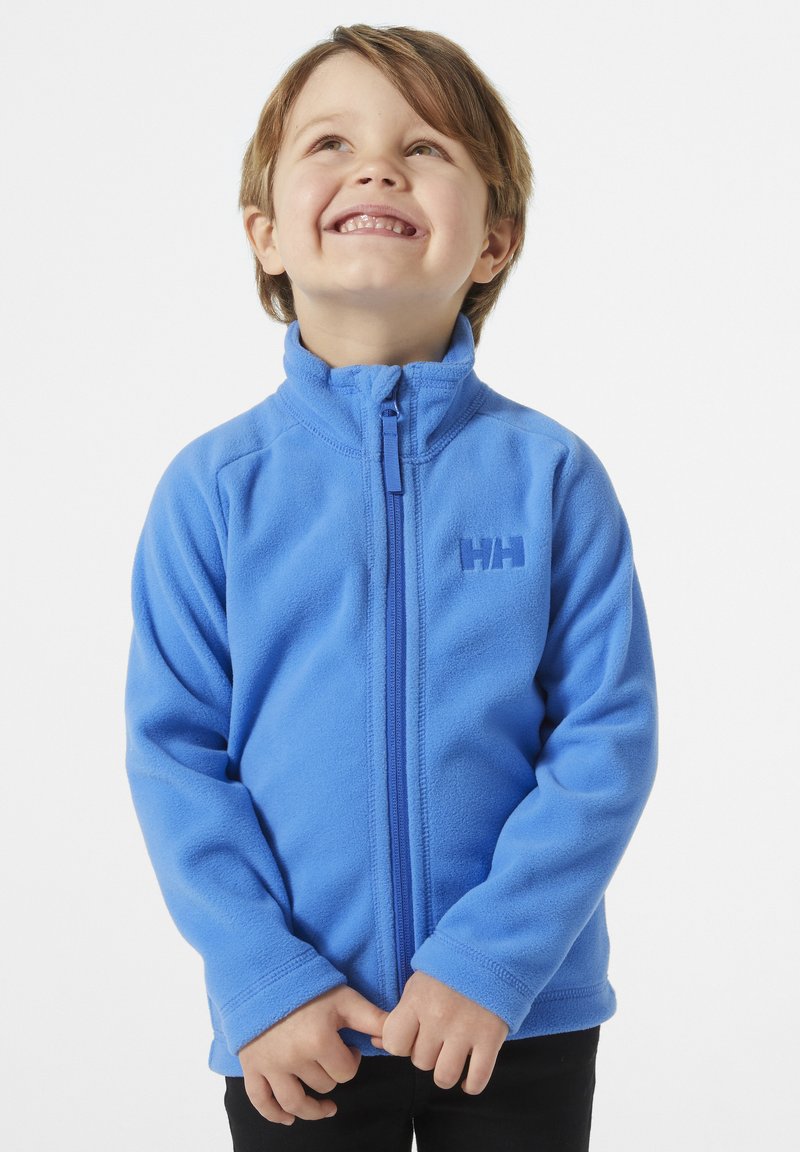 Modrá fleecová bunda s vysokým límcem a zipem vpředu. Na hrudi má vyšitý logo a hladkou texturu.