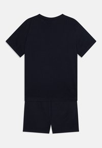 Ensemble deux pièces en coton bleu marine comprenant un t-shirt à manches courtes avec un col rond et un short assorti avec une taille élastique.