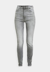 Jeans ajustados de talle alto en denim gris claro. Presentan un cierre con botón y cremallera, trabillas para el cinturón y bolsillos frontales. Textura suave y desvanecida.