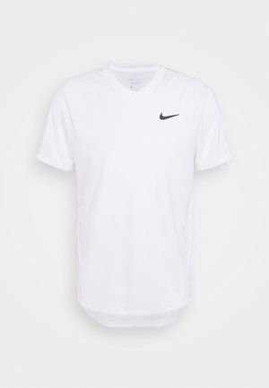 Weißes Nike Dri-FIT T-Shirt mit kurzen Ärmeln, V-Ausschnitt und schwarzem Logo auf der linken Brust. Glattes Material, normale Passform.