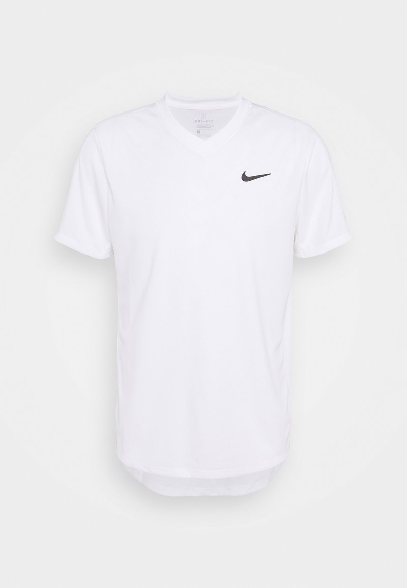 Camiseta blanca Nike Dri-FIT de manga corta, con diseño de cuello en V y un logo negro en el lado izquierdo del pecho. Tejido liso, ajuste estándar.