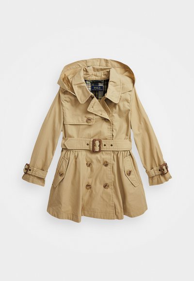Beige trenchcoat med huva, dubbelknäppta knappar, bälte i midjan och två framfickor. Har en rutigt foder och knappade ärmslut.
