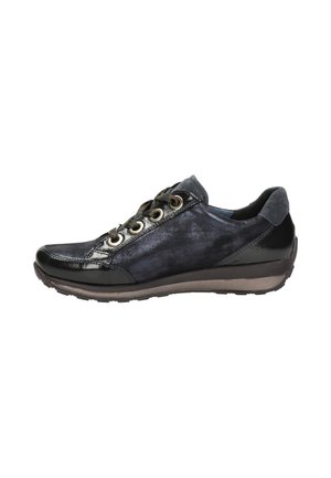 Sneaker noir basse en cuir brillant et mat, col matelassé et fermeture lacets avec œillets métalliques, vue de profil.