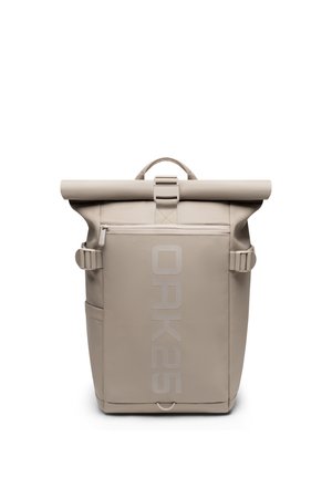 Bézs tetején feltekerhető hátizsák elöl cipzáras zsebbel, két oldalsó pánttal és az "OAK25" felirattal függőlegesen az első részen.