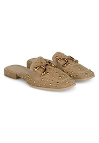 Mule beige in scamosciato, decorate con borchie metalliche dorate e due accenti circolari dorati. Presentano un tacco basso a blocco.