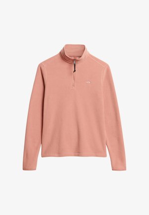 Lyserød fleece-pullover med en halvdels lynlåsekrave, prydet med et logo-patch på brystet og en blød, tekstureret overflade. Lange ærmer med åbne manchetter.