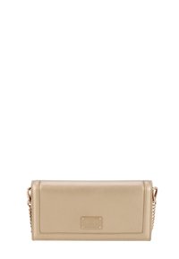 Zlatna clutch torbica iz umetne kože pravokutnog oblika, s lancem za nošenje i ugraviranom oznakom branda. Glatka tekstura s ušivenim detaljima.