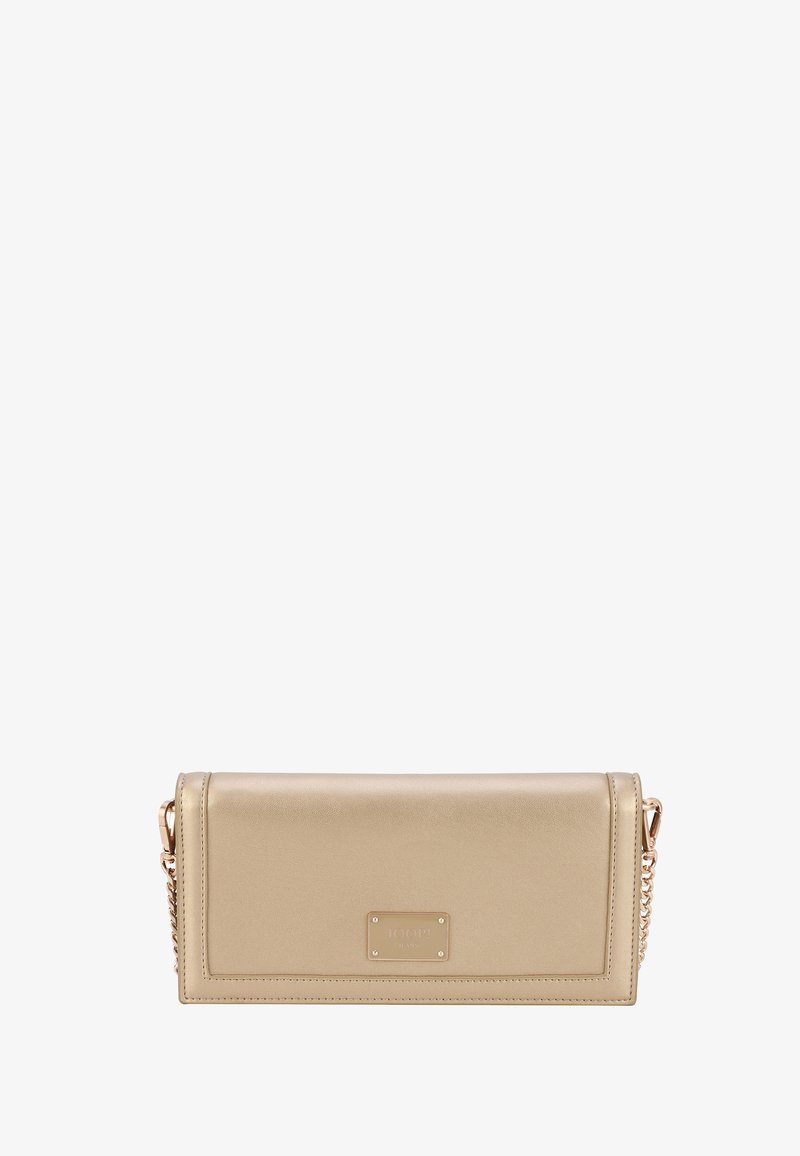 Zlatna clutch torbica iz umetne kože pravokutnog oblika, s lancem za nošenje i ugraviranom oznakom branda. Glatka tekstura s ušivenim detaljima.