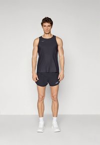 Fekete atlétatop és rövidnadrág, könnyű anyagból készült. Egyszerű kialakítású, a rövidnadrágon logó található, és bő szabású.