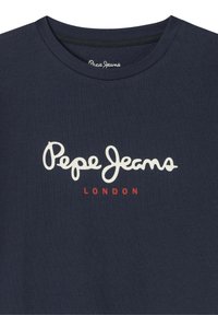 Camiseta de algodón azul marino con un logo cursivo blanco "Pepe Jeans" y "LONDON" en rojo, diseño clásico de cuello redondo, textura suave.