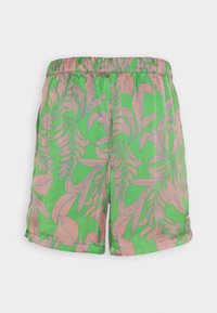 Shorts verts avec un motif de feuilles tropicales rose et gris. Tissu léger, taille élastique et coutures sur les côtés pour un ajustement décontracté.