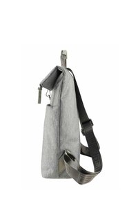 Zaino in tessuto grigio dal design sottile, con zip superiore e tracolla regolabile. Presenta una tasca laterale per ulteriore spazio di archiviazione.