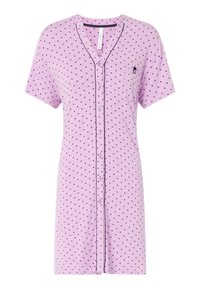 Camisa de noche de manga corta en color púrpura claro, con un cierre frontal de botones, pequeño patrón de corazones y ribete de contraste a lo largo del cuello y los botones.