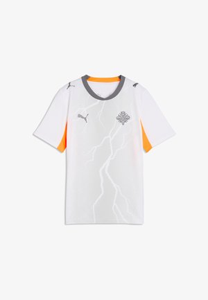 Weißes Sportshirt mit grauem Kragen, orangefarbenen Seitenpaneelen, Blitzmuster, Puma-Logos auf Schultern und Brust sowie einem stilisierten Emblem auf der Brust.