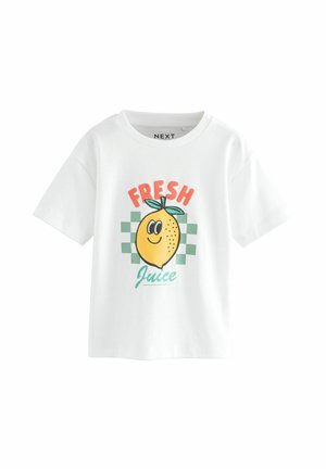 Valkoinen puuvillapaita lyhyillä hihoilla, jossa on graafinen kuva hymyilevästä sitruunasta ympäröitynä tekstillä "FRESH Juice" värikkäillä fonteilla ja ruutukuviolla taustalla.