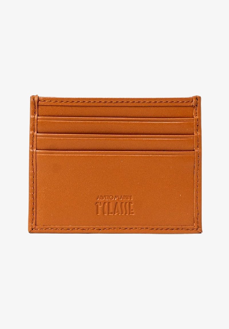 Portafoglio in pelle marrone con quattro scomparti, texture liscia, logo impresso e cuciture rinforzate, caratterizzato da un design minimalista.