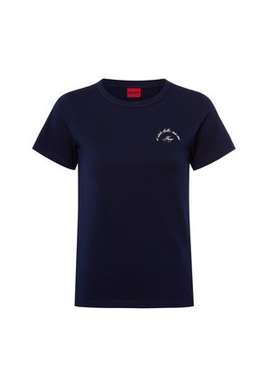 Marineblaues T-Shirt mit kurzen Ärmeln und Rundhalsausschnitt, kleinem weißen geschwungenen Text und Logo auf der linken Brustseite sowie rotem Etikett im Krageninneren.