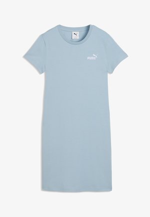 Robe décontractée à manches courtes Puma bleu clair avec col rond et petit logo blanc Puma sur le côté gauche de la poitrine.
