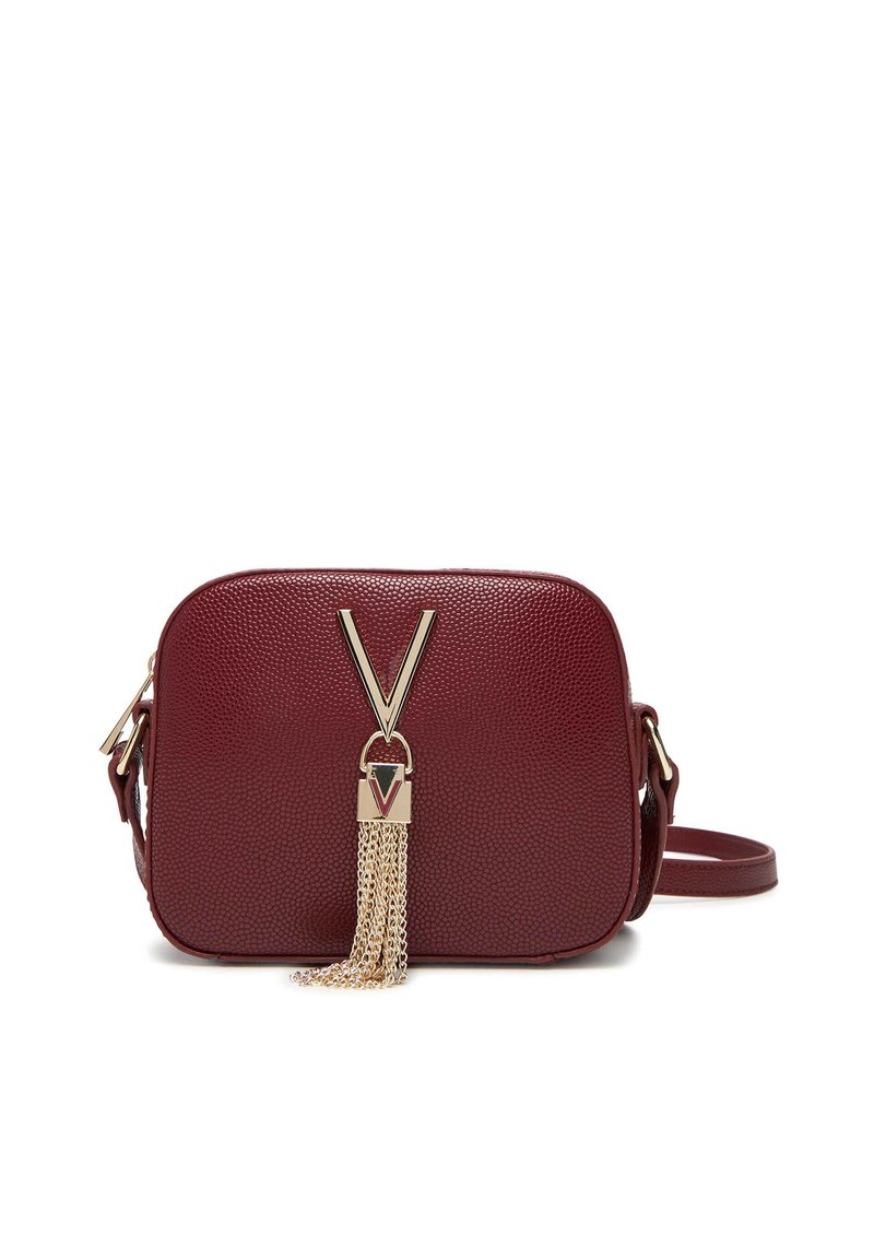 Borsa a tracolla in pelle testurizzata color bordeaux con dettaglio a V dorata, catena e tracolla regolabile. Design rettangolare compatto.