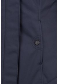 Zbliżenie na granatową kurtkę z tkaniny, z przeszyciem i czarnym zatrzaskiem na przedniej części.