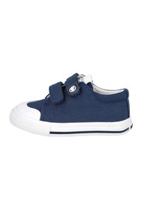 Zapatilla de lona azul marino con puntera y suela de goma blanca, que cuenta con dos cintas de velcro y un acento de logo en el lateral.