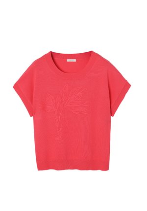 Korálový krátky pletený top s okrúhlym výstrihom a jemným zvýrazneným kvetinovým vzorom na prednej strane.