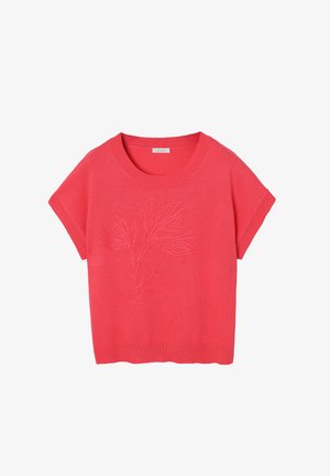 Koralowy krótki sweter z dzianiny z okrągłym dekoltem i subtelnym wypukłym kwiatowym wzorem z przodu.