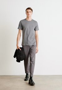 BOSS TALES - Paprasti marškinėliai - dark grey
