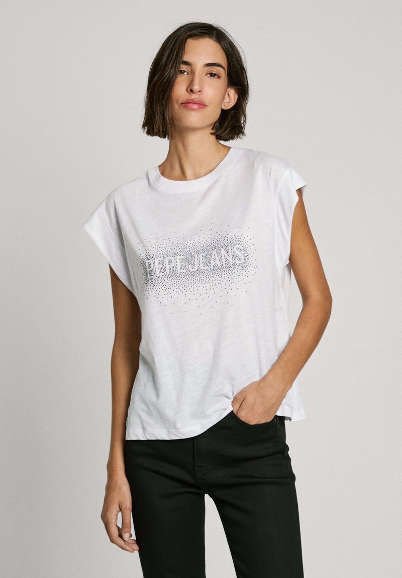 Bílá bavlněná tričko s krátkými rukávy a grafikou "PEPE JEANS" z metalických teček. Tričko má volný střih a jemnou texturu.