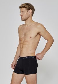 Schwarze Baumwoll-Boxershorts mit einem weichen Bund, der das "STRENESSE BLUE"-Logo trägt, tailliertem Schnitt und mittellanger Oberschenkellänge.