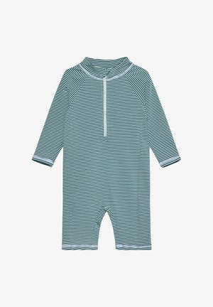 Grenouillère bébé à manches longues rayée vert et blanc avec une fermeture éclair à l'avant et un bouton pression au col haut, design jusqu'aux genoux.