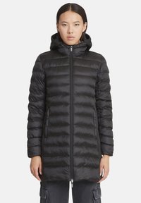 Giacca imbottita nera con sagoma sagomata, cerniera integrale e cappuccio. Design trapuntato strutturato con strisce orizzontali e tasche laterali.