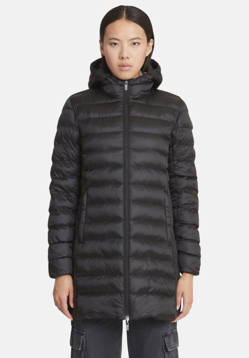 Giacca imbottita nera con sagoma sagomata, cerniera integrale e cappuccio. Design trapuntato strutturato con strisce orizzontali e tasche laterali.