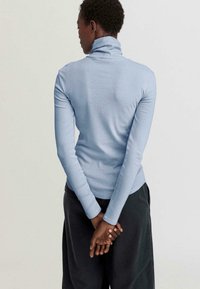 hessnatur Langarmshirt - himmelblau