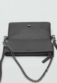 Borsa a tracolla nera in pelle con superficie testurizzata, chiusura a scatto magnetico e zip argentata. Presenta una tracolla a catena e un design minimalista.