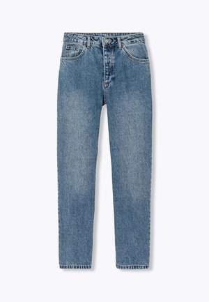 Jean en denim bleu clair avec une coupe droite, design à cinq poches et détails de couture sur la taille. Texture usée au niveau des cuisses.