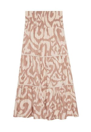 Falda maxi con parte superior fruncida, que presenta un patrón abstracto en tonos rosa claro y beige, dise�ño en capas y textura de tela suave y fluida.