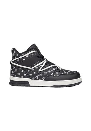 Zapatilla alta negra de piel sintética con patrones y logotipos blancos. Presenta cordones blancos y una gruesa suela blanca con acentos negros.
