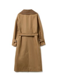 Abrigo trinchera color tan con cuello a cuadros, cintura ceñida con cinturón y puños abotonados. Presenta un corte recto y un diseño minimalista.