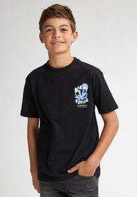 Camiseta de algodón negra con un estampado gráfico en azul y blanco con las palabras "Miami" y "Florida". Manga corta y cuello redondo.