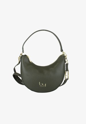 Borsa a mezzaluna in pelle verde scuro con texture, con cerniera dorata, logo dorato e tracolla rimovibile su sfondo bianco.