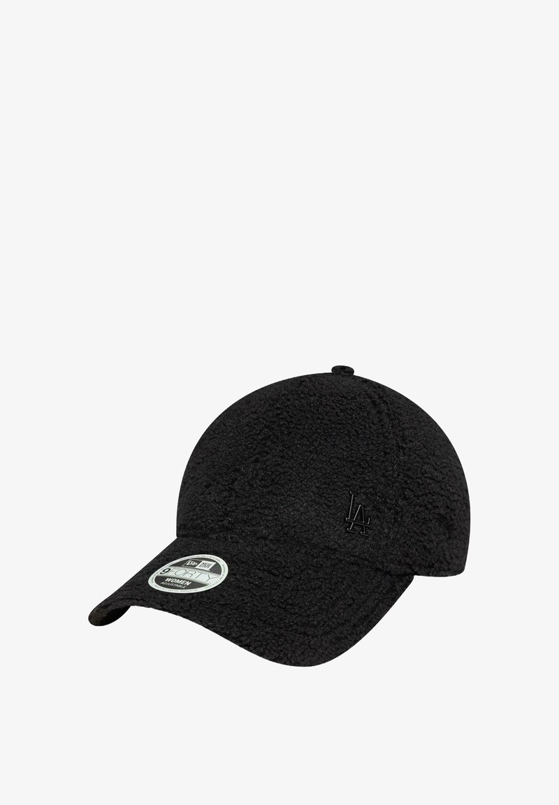 Casquette de baseball noire texturée avec visière courbée et petit logo "LA" à l'avant, étiquetée pour un ajustement réglable pour femmes.